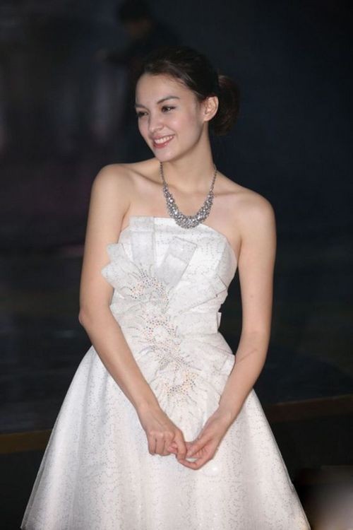 Mang trong mình hai dòng máu Trung - Pháp, vẻ đẹp của Trương Dung Dung thực sự nổi bật. Ngay từ nhỏ, cô đã tham gia nhiều phim truyền hình, điện ảnh. Năm 2009, Trương Dung Dung nhận được đề cử Nữ diễn viên chính xuất sắc nhất đầu tiên tại lễ trao giải Kim Mã.